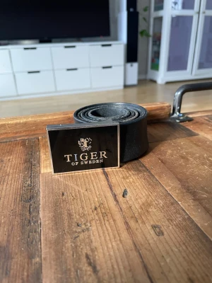 Tiger of sweden skärp - Asfett tiger of sweden skärp i svart läder. Stilrent och fräscht och passar verkligen till allt du kan tänka dig. Hör av dig om du undrar något. Ny pris låg på 1500kr