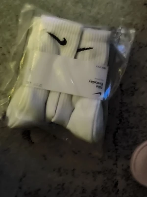 Vita Nike Dry-Fit strumpor 6-pack - Två stycken 6-pack vita Nike Everyday strumpor med svart Nike-logga upptill. Strumporna är ribbade och tillverkade i en mjuk bomullsblandning som andas. Perfekta för dig som vill ha sportiga och bekväma strumpor till vardags. Vid frågor är det bara att höra av sig!