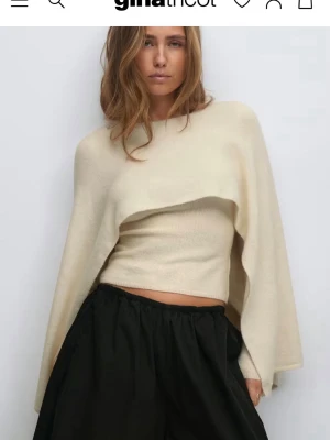 Poncho tröja ginatricot - Säljer denna superfina slutsålda ponchotröja från ginatricot. Jag har endast använt den 1 gång så den är i väldigt bra skick, skriv gärna om du har några frågor eller vill ha fler bilder 