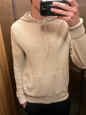 Polo Ralph Lauren Cashmere hoodie - Snygg beige stickad cashmere hoodie från Polo Ralph Lauren. 100% cashmere. Materialet är mjukt och har en tydlig stickad struktur som ger en avslappnad vibe. Den enda nackdelen är hålen som förekommer, men de syns nästan inte!!
