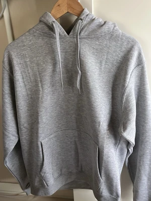 Ljusgrå tröja  - Stilren tröja i ny skick!