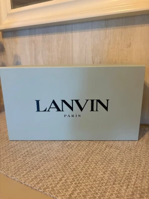 Lanvin box - Lanvin original låda till mina lanvins då ja känner att ja inte kan få nått för mina slitna lanvins känner ja att någon kan vara i behöv av endast lådan!