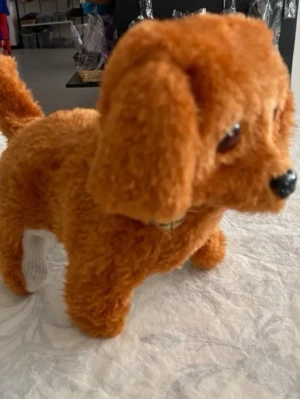 Brun mjukisdjur hund - Söt brun mjukisdjur hund med stora öron och svans. Hunden har svarta ögon och nos samt ett litet halsband runt halsen. Tillverkad i mjukt plyschmaterial och passar perfekt som prydnad eller leksak. Hunden kan promenader med musik 