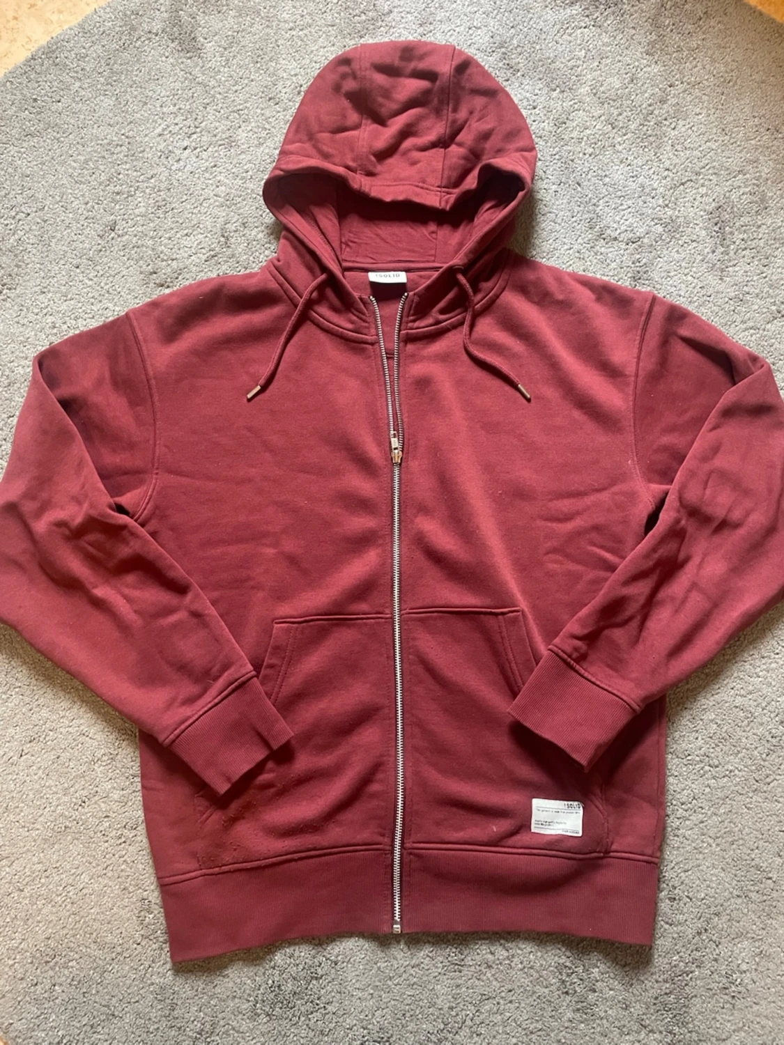 Solid vinröd hoodie med dragkedja