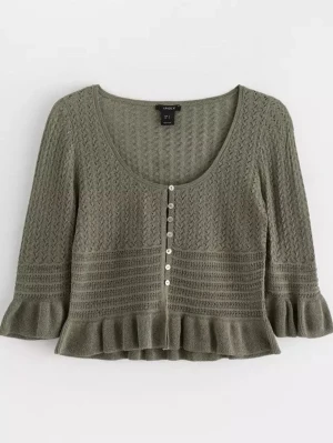 Olivgrön kofta - Supersöt trendig olivgrön kofta med volang från Lindex 🥰Aldrig använt då den e för stor 