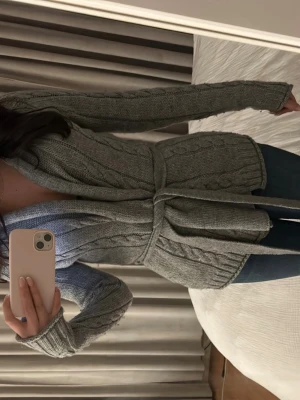 Grå stickad kofta med skärp - Grå stickad kofta med skärp från Gina tricot🩶