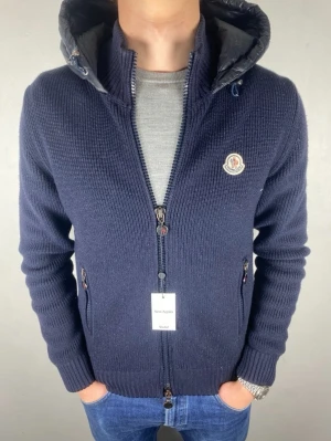 Moncler cardigan  - Hej! Säljer nu dessa svin snygga moncler cardigan.  fint skick utan några som helst defekter. Modellen är 185 och väger 170. Denna modell säljs inte längre. 14.000 nypris! Hör av dig vid frågor 