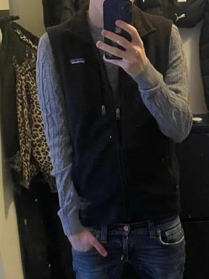 Patagonia väst  - Säljer en svart better sweater Patagonia väst. Perfekt att slänga över en hoodie eller tröja för extra värme inför dem kommande sommar kvällar eller bara för att få en extra touch på sin outfit. Hör av dig vid frågor