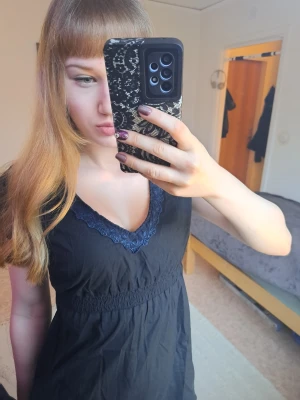 Topp med spets - Svart y2k / 2000s / 2010s topp med mörkblått broderi. Toppen är i storlek M. Jag är storlek S så bilderna visar hur den passar på om man har S 💕 Inga skador som jag kan se!