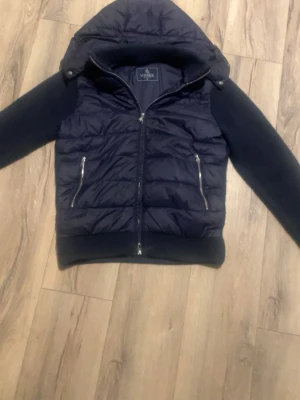 Mörkblå cardigan från vonroe - Snygg mörkblå cardigan från vonroe med avtagbar huva. Stilren, passar till allt väldigt trendig , Andvänd ett par fåtalgånger, kan gå ner i pris, kan gå med att byta mot nåt om nån har nåt intressant, kan lägga pengar imellan ny pris på jackan 1499  har kvitto och allt kvar. Ställ gärna frågor. Pris kan diskuteras