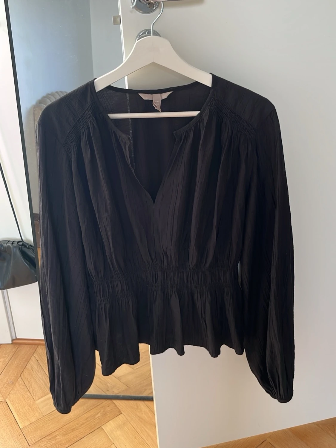 Svart blus med v-ringning från H&M