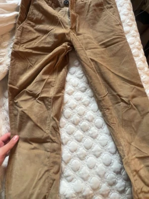 Beiga manchesterbyxor från Gabba - Säljer ett par snygga beiga manchesterbyxor från Gabba. Byxorna har klassisk femficksmodell, bälteshällor och stängs med knapp och dragkedja. Tillverkade i mjuk manchester som ger en avslappnad men ändå stilren look.