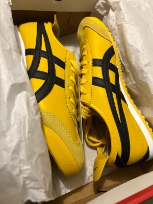 💛 Onitsuka Tiger Gul Yellow 39, 38 kill bill skor  - säljer dessa gula skor, som är riktigt stylish. ~ Har sett dem mycket i pinterest, tiktok och insta med fashion tjejer. Dem är riktigt feta!! (helt nya också 😎 ;D) Först till kvarn!! skriv till mig~ 10/10 kondition nya!
