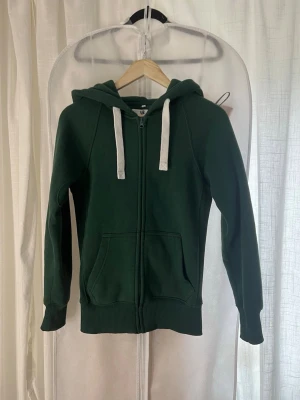 Grön zip hoodie russemerch - Grön zip hoodie ifrån russemerch, knappt använd och är i väldigt bra skick. Passar en Xs och S