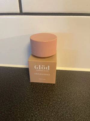 Glöd Uncovered parfym Sophie Elise - Säljer en stilren parfym från Glöd Sophie Elise, modellen Uncovered. Minimalistisk och passar perfekt på sminkbordet.