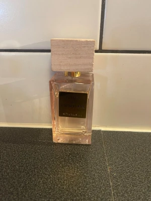 Rituals Fleur de l'Himalaya parfym - Elegant parfym från Rituals, Fleur de l'Himalaya,  doftar fräscht och blommigt. Passar perfekt nu till våren!