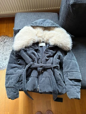 Holzweiler Steilia Corduroy Jacket - Jag säljer min svarta Holzweiler Steilia corduroy jacka i storlek XS. Den passar även mig som har storlek S. Den är jätte varm och fuskpälset går att ta av.  Jackan är endast använd ett fåtal gånger och är i mycket bra skick. Nypris var 6300 kr och jag säljer den nu för 4500 kr.