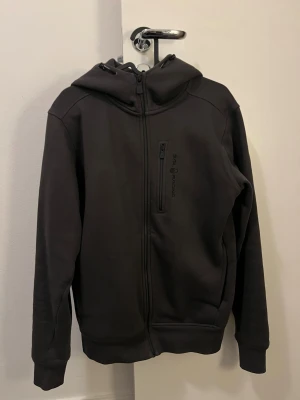 Grå/grön sail racing tröja - Bra skick, säljer då jag inte använder längre. Skriv om du har frågor!