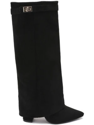 Svarta lululia boots - Stilrena svarta knähöga boots i mocka-look med dekorativt metallspänne upptill. Skorna har spetsig tå och låg klack, vilket ger en trendig siluett. Perfekta för dig som vill ha en edgy och modern stil.