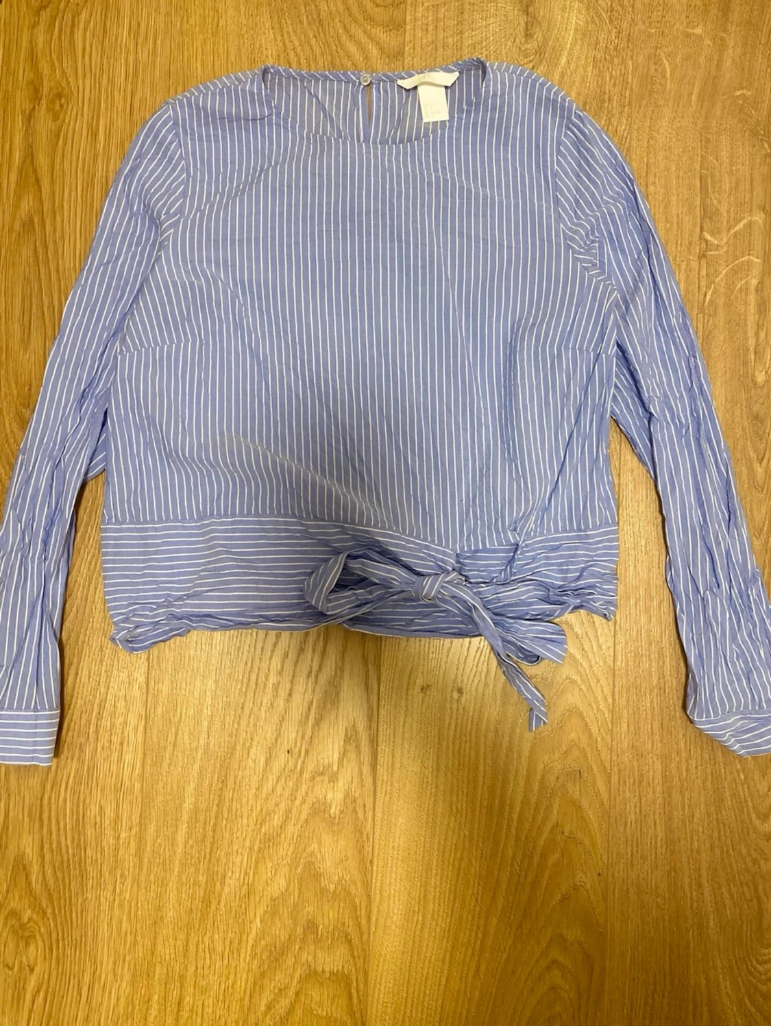 Blåvit randig blus med knytband