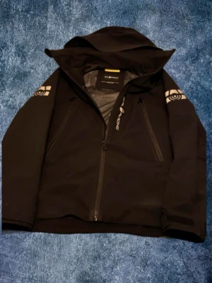 Sail racing jacka  - En jacka från Sail racing moddelen är spray ocean jacket ord pris: 3500 jag säljer för 1800 de finns några ställen där de är lite smuts men inget man märker och som går bort med lite vatten skriv ifall någon fråga.