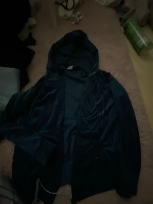 Mörkblå hoodie zip up - andvönd ett få tal gånger mycket bra skick   dm mig om du vill se hur den sitter på