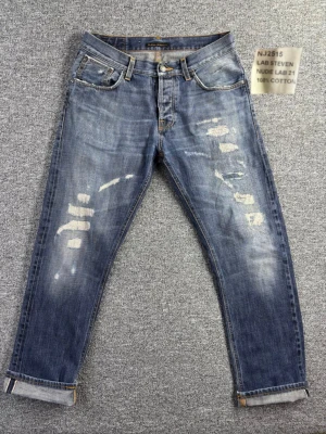 Vintage Nudie Lab 21 | Lab Steven | Japansk selvage denim | 32/34 - Säljer dessa galet eftertraktade jeansen från Nudie i deras Nude Lab 21 kollektion, med denna kollektion testade dem olika färgkombinationer mm. Dessa tillverkades från 2009-2011 tillverkades sammanlagt runt 200-300 par men nu finns det väldigt få kvar som är i fint skick. Dem är nyligen inlämnade hos Nudie för proffesionell lagning. Öppen för prisförslag och skriv vid minsta lilla fråga  ☺️ storlek 32/34  Mått: Längd 98cm, innerben 75cm, fotöppning 21cm, midja 41cm