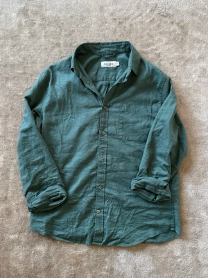 Grön linneskjorta  - Snygg grön skjorta från Dressmann i en skön blandning av linne och bomull. Den är i bra skick och nypris ligger på 700kr. Bara att skriva vid funderingar mvh Liam😁