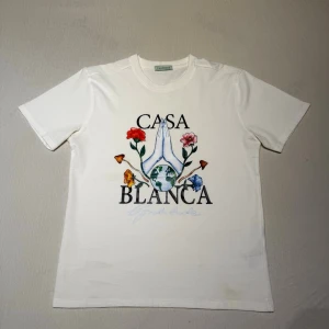 Casablanca t-shirt - Casablanca t-shirt i mycket bra skick. Inga defekter. Säljer då den inte passar mig längre. 