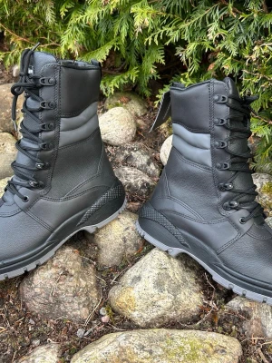 Arbetskängor(44) Arbesko  - Hej! Säljer ett par helt nya arbetskängor av  kvalitetsmärktet Arbesko 51692 i strl 44.   Nypris ca 3000:-  Kommer från rök och djurfritt hem.   Smidiga dragkedjor på insidan.   Vattentät modell som är anpassade för många olika typer av arbeten i de flesta väder året om.   Varmfodrad känga i impregnerat skinn med H2O Blocker som är en slitstark dragkedja med en effektiv barriär mot snöslask. Värmeisolerande Thermolite®-foder. Har den nya, revolutionerande kombinationen av inläggssulan X-40 Duo o