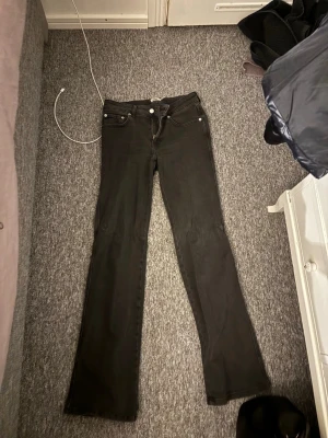 Svarta bootcut jeans low waist  - Säljer ett par svarta bootcut jeans som är low waist i storlek S då de intw kommer till användning längre utan bara hänger i garderoben 