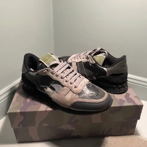 Valentino rockrunners - Valentino rockrunners i bra skick, skorna har några deffekter och därför får de 7,5/10 i skick! Hör av er vid fler bilder. Dustbag ingår, Trendigaste skon ute på marknaden enligt mig. Nypris på dessa är cirka 8000|Mitt pris är 999|  Hör av er vid frågor och funderingar📩