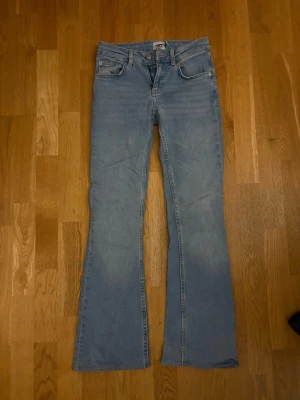 Low boot cut jeans - Ljusblå bootcut jeans från lager 157 i fint skick. Säljer då de inte passar mig.