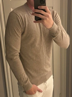 Sjukt snygg John Henric 100% Kashmir tröja - 100% procent kashmir i denna eftertraktade John Henric tröjan som är i storlek M. Han på bilden är 187 cm och väger 85 cm. Nypris på minst 2000 kr och skicket är topp. Perfekt till allt och grym passform gyllenbrun unik färg! Pris ej hugget i sten!