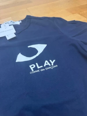 Blå Comme des Garçons PLAY t-shirt - Liten i storleken, sitter tightare än vanligt, Storlek M passar mer som S.