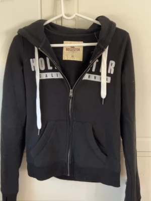 Hollister hoodie 💕 - Svart ziphoodie ifrån Hollister Calefonia  💕 Jätte skön och är i bra skick. Skriv för fler bilder eller frågor!