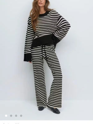Randigt loungewear-set från Gina - Super snyggt mys sett från Gina, både byxorna och tröjan är i storlek S, ej användt💓