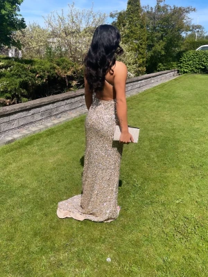 Balklänning guld - Säljer nu min balklänning som endast är använd en gång. Den är köpt på dressroom linne för 4900. Skriv för fler bilder, pris går att diskutera vid snabb affär.