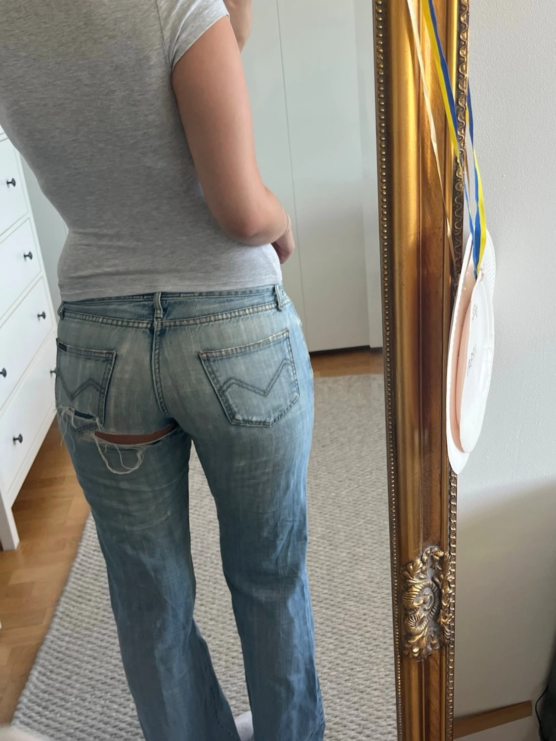 Ljusblå jeans med slitningar - 6