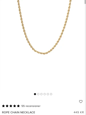 Guldfärgat rope chain halsband Muli Collection  - Stilrent halsband från Muli Collection i guldfärgad metall med rope chain-design. Kedjan har en tvinnad struktur som ger en cool och trendig look. Perfekt att bära ensam eller att matcha med andra smycken för en personlig stil.