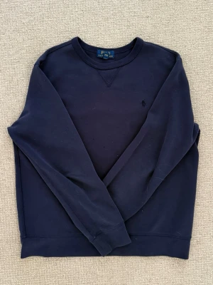 Polo Ralph Lauren Sweater in Navy - Klassisk navy blå sweatshirt från Polo Ralph Lauren, storlek L men är lite mindre i storleken så skulle säga en M storlek igentligen, Skriv ifall du har några frågor!