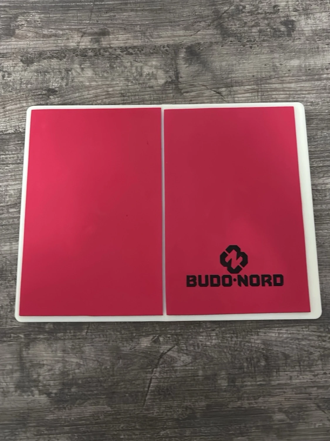 Rosa plastbrädor från Budo-Nord