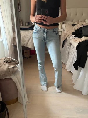 Ljusblå bootcut jeans - Säljer ett par ljusblå bootcut jeans med medelhög midja. Materialet är denim i bomull. Jeansen är i storlek M/33. Knappt använda 