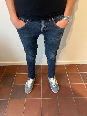 Dondup jeans - Säljer ett par riktigt feta mörkblå jeans från Dondup i slim. Passar perfekt nu inför sommaren. Hör av er vid intresse eller frågor. Dondups storlekar är lite skumma men W33. Modellen är 180 cm och väger 65 kg
