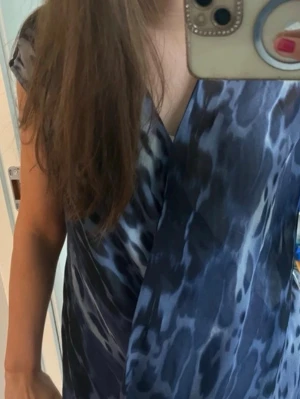 Blå topp  - Fin topp/blus från guess med snygga mönster. Tunt material perfekt för sommaren. Avklippt där bak de sista bild 