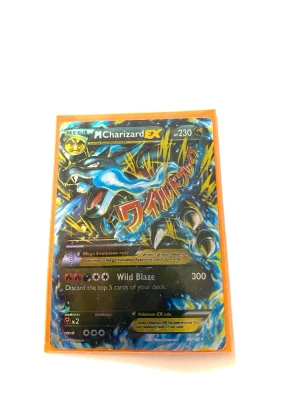 Pokémonkort Mega Charizard EX - Säljer ett Pokémonkort Mega Charizard EX med holografisk yta. Kortet har en färgstark design med blå, svart och orange detaljer och är inplastat i ett orange kortfodral. Perfekt för samlare eller Pokémonfans.