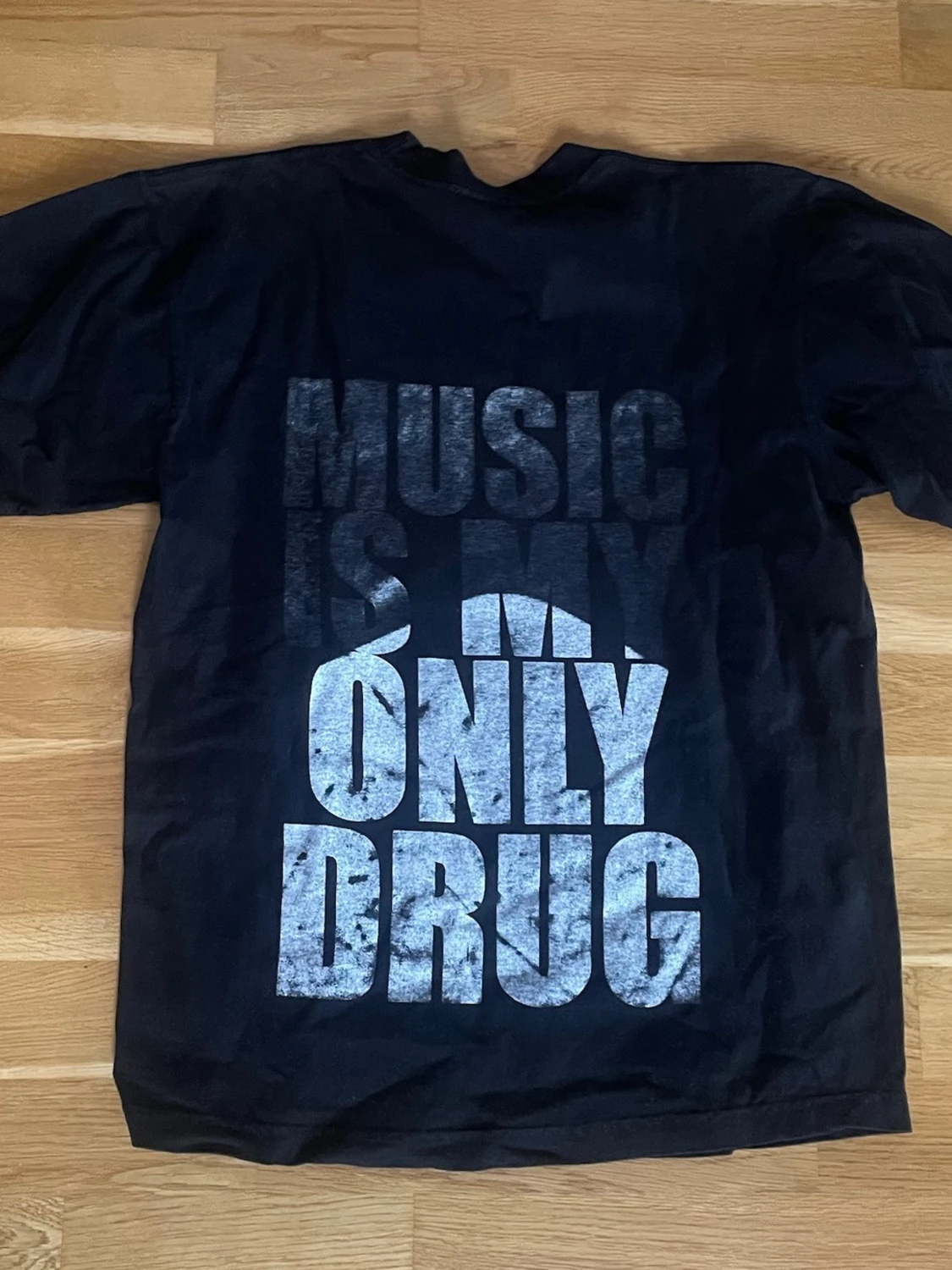 Svart t-shirt med tryck 'Music is my only drug' - 1