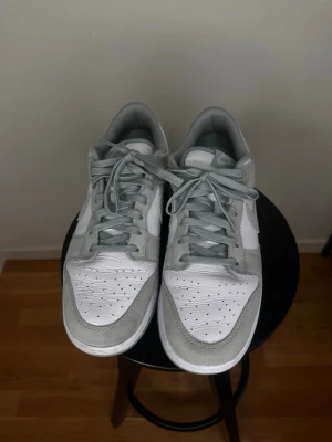 Nike Dunk Low grå och vita sneakers | 45.5 - Har storlek 46. trodde 45.5 kommer passa mig. Har tagit på mig dem 2-3 gånger bara. Priset kan diskuteras. Skriv om du har mer frågor. 