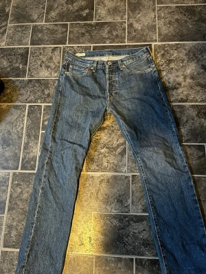 Levi's raka blå jeans - Klassiska blå jeans från Levi's med rak passform och fem fickor. Storlek 31/32, köpta i Norge knappast använda
