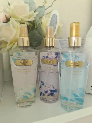 Victoria's Secret body mists 3-pack - Tre fräscha body mists från Victoria's Secret: Forever Pink, Velvet Musk och Berry Delight. Flaskorna är genomskinliga med guldiga spraymunstycken och har blommiga och bäriga doftnoter. Perfekta för dig som gillar lätta och söta dofter. Alla  har bleknat, doften har påverkats dom luktar inte alls som nya. Finns bucklor också på förpackningen.Säljer nu av min vintage kollektion. Perfekt för samlare. Eftersom dofterna är vintage kan lukten skilja sig markant från nya, och köps därmed på eget bevåg